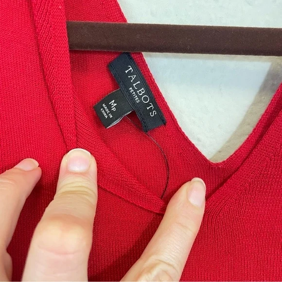 Red V-Neck Sleeveless Top - Picture 4 of 4